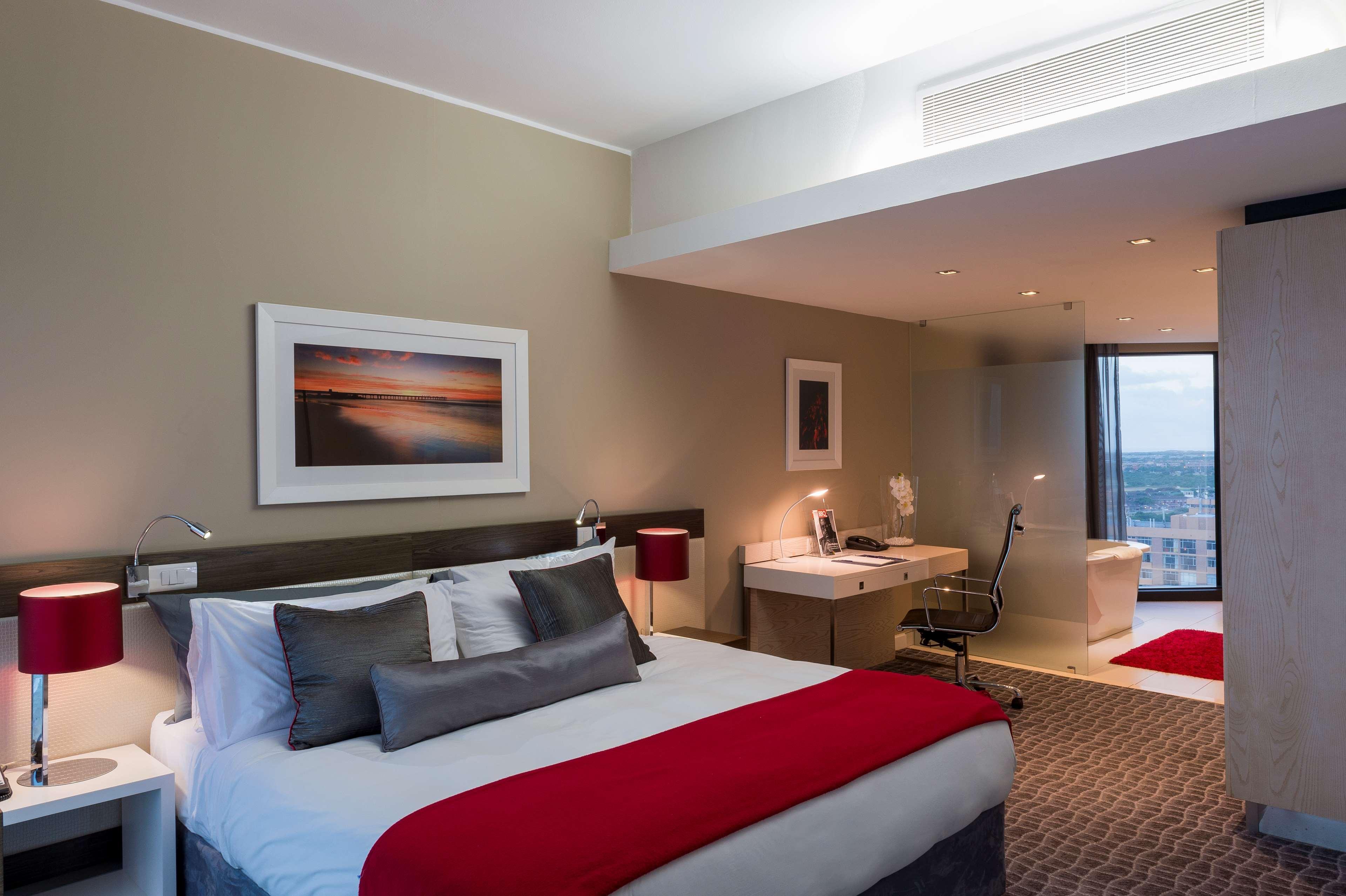 Radisson Blu Hotel, Port Elizabeth Exterior photo A suite at the Crowne Plaza Hotel, Perth