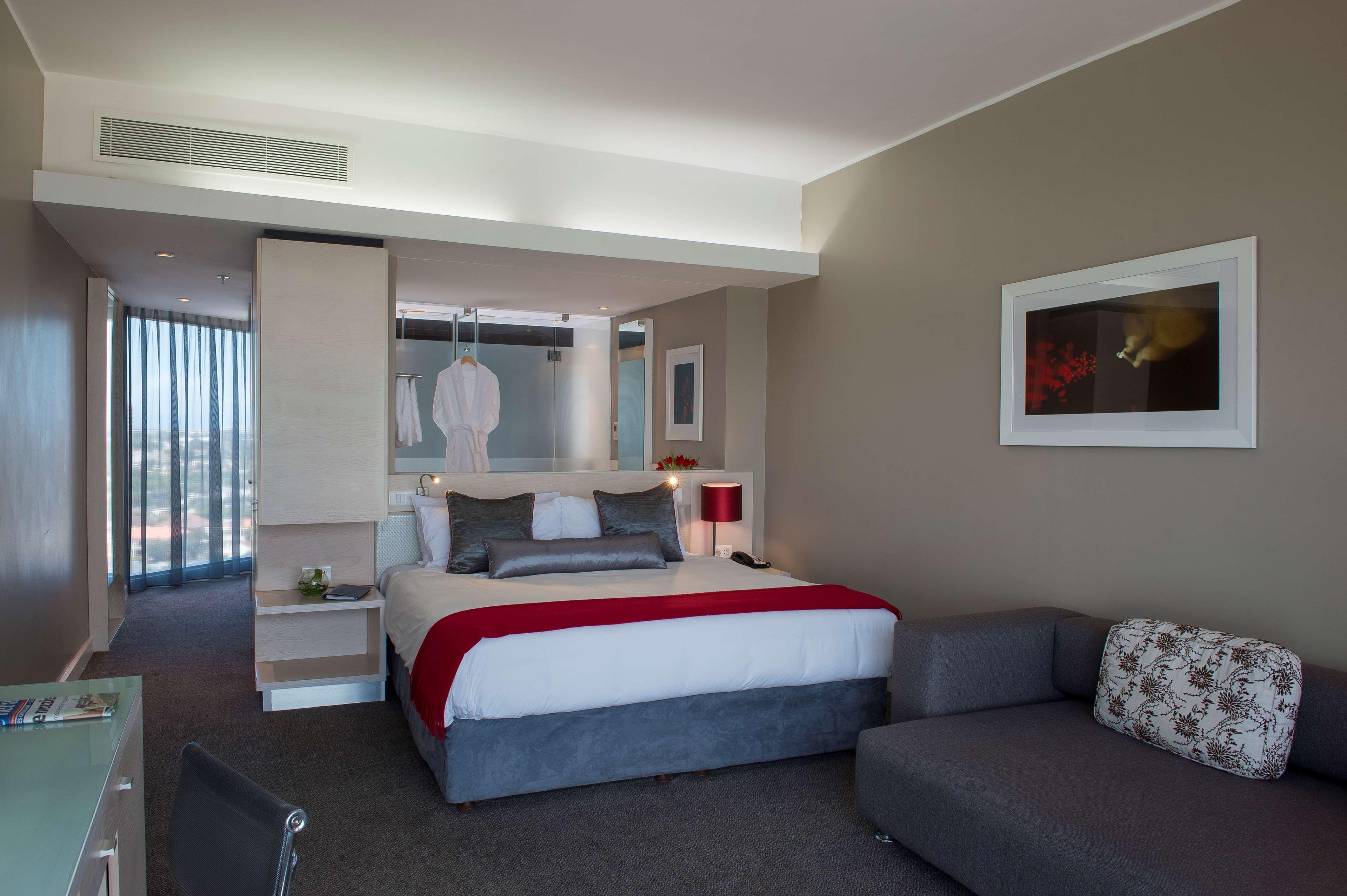 Radisson Blu Hotel, Port Elizabeth Exterior photo A room at the Southern Sun Waterfront Cape Town