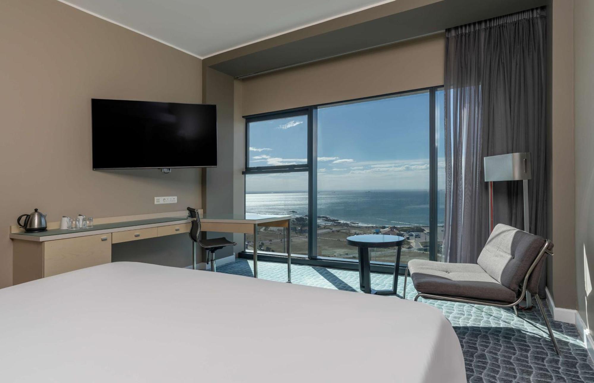 Radisson Blu Hotel, Port Elizabeth Exterior photo A guest room at the Hilton San Diego Bayfront