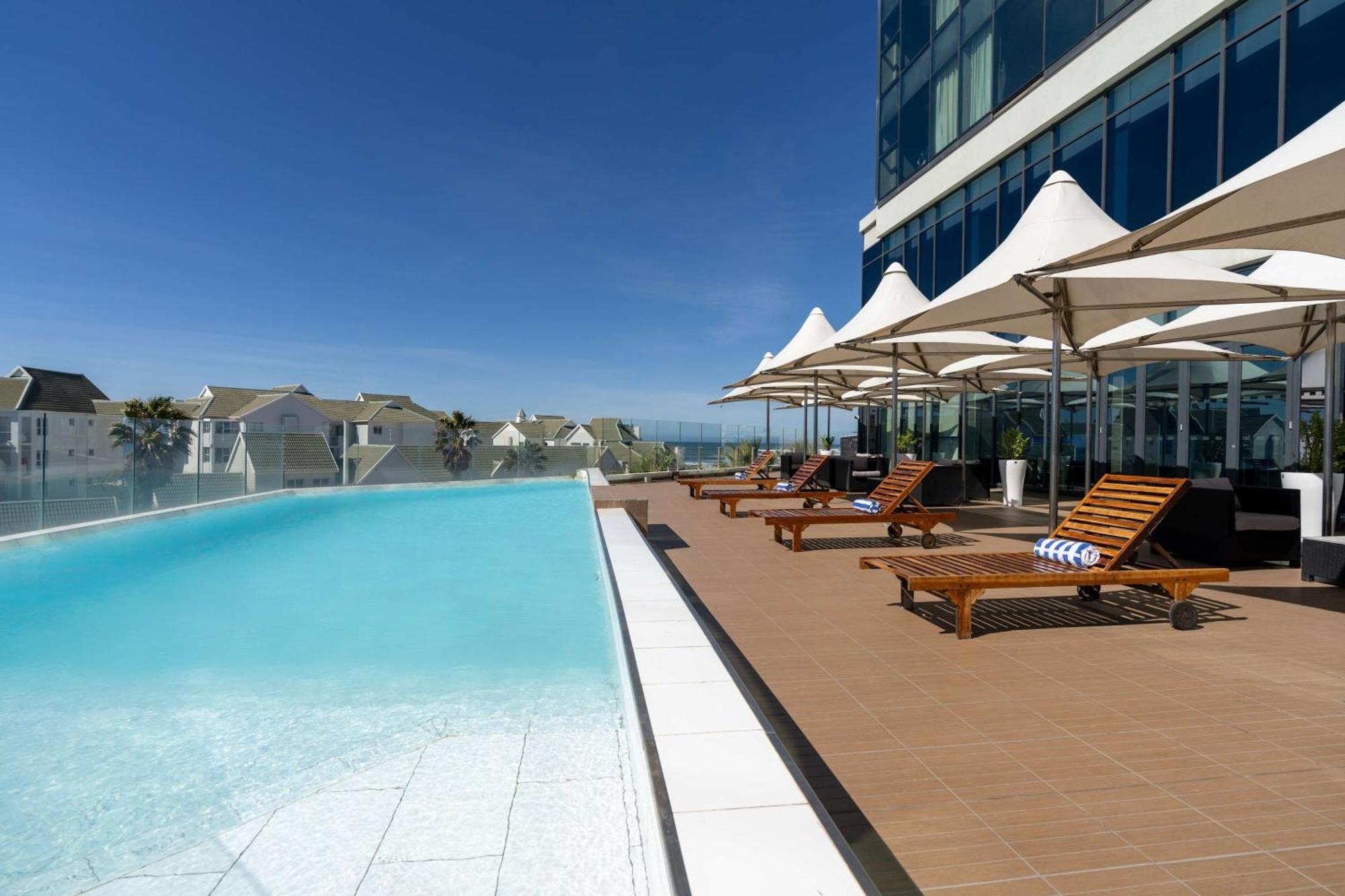 Radisson Blu Hotel, Port Elizabeth Exterior photo The pool at the hotel