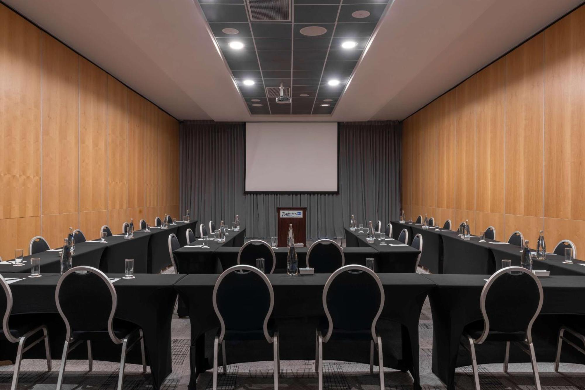Radisson Blu Hotel, Port Elizabeth Exterior photo The conference room of the European University Institute