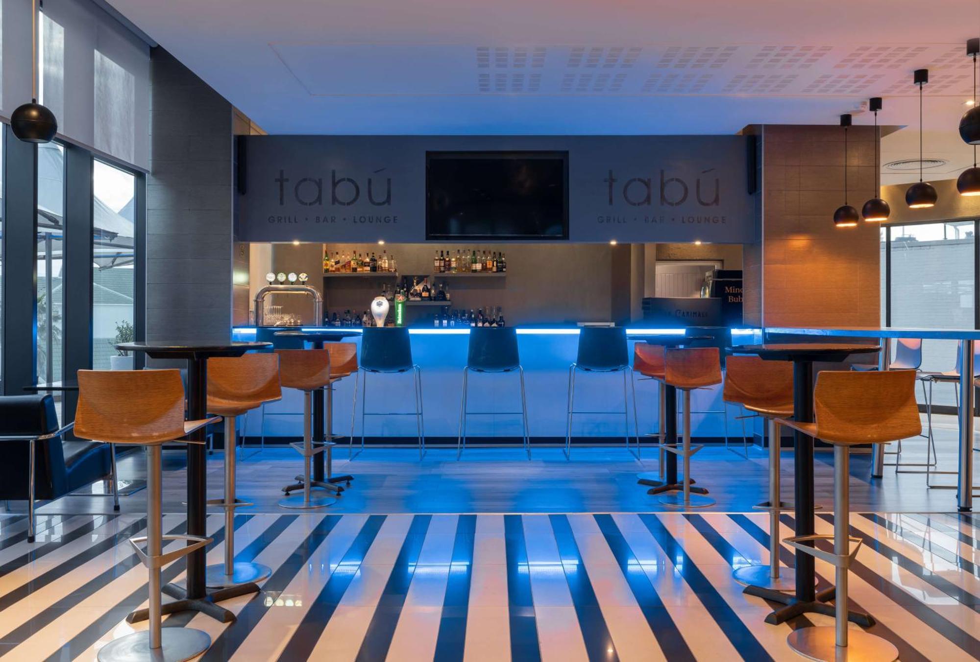 Radisson Blu Hotel, Port Elizabeth Exterior photo Bar