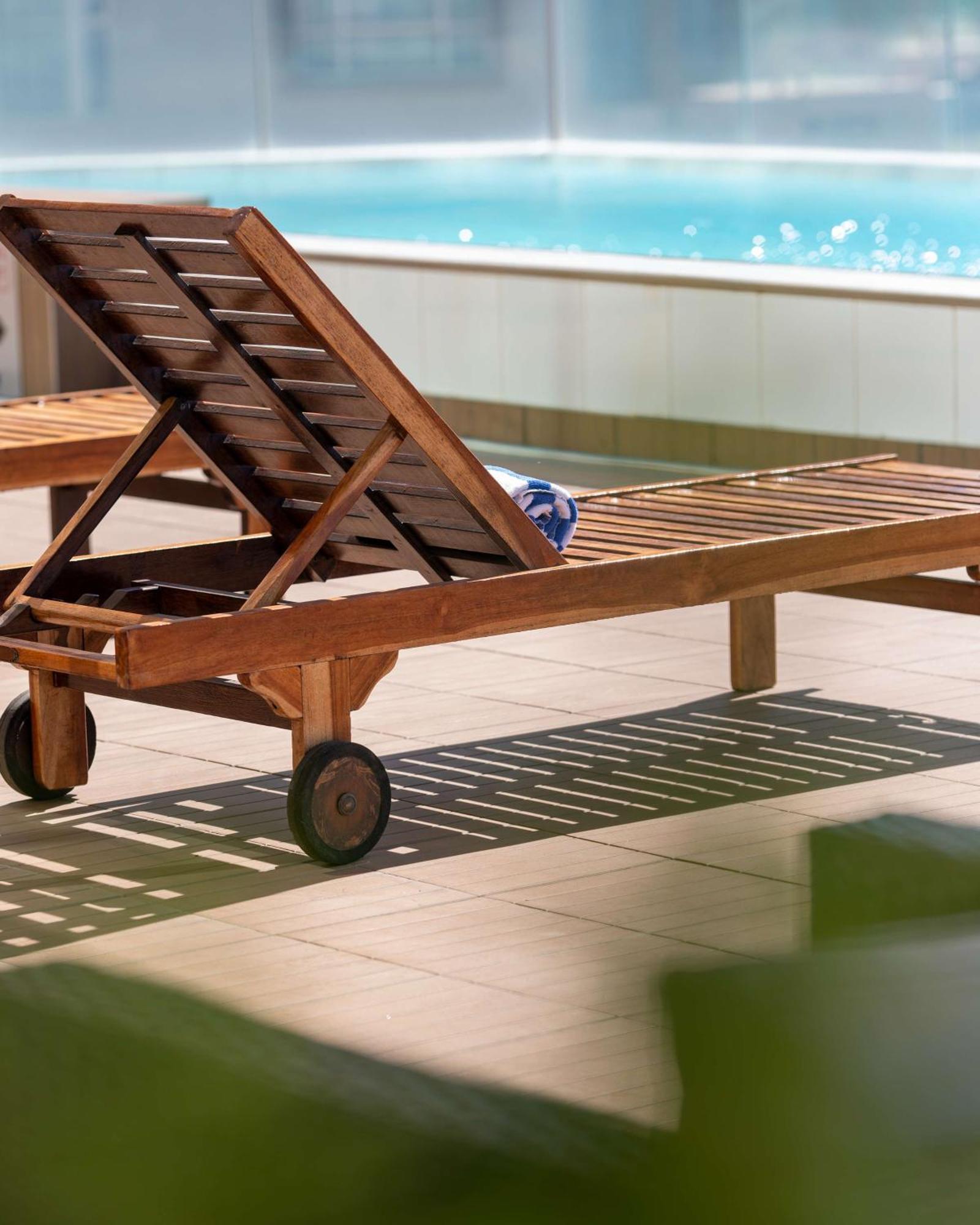 Radisson Blu Hotel, Port Elizabeth Exterior photo A chaise longue