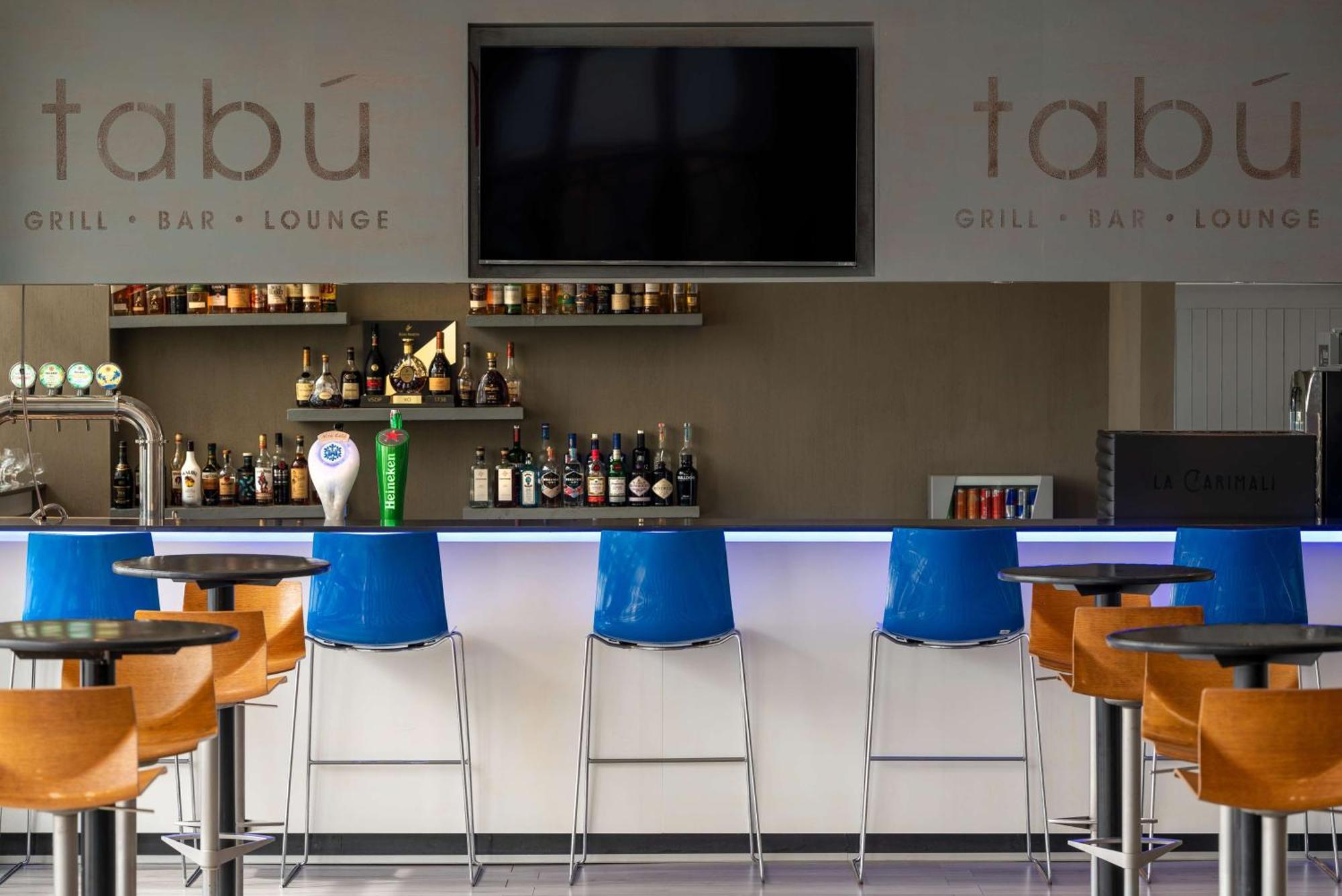 Radisson Blu Hotel, Port Elizabeth Exterior photo Tabú lounge at Faro Airport