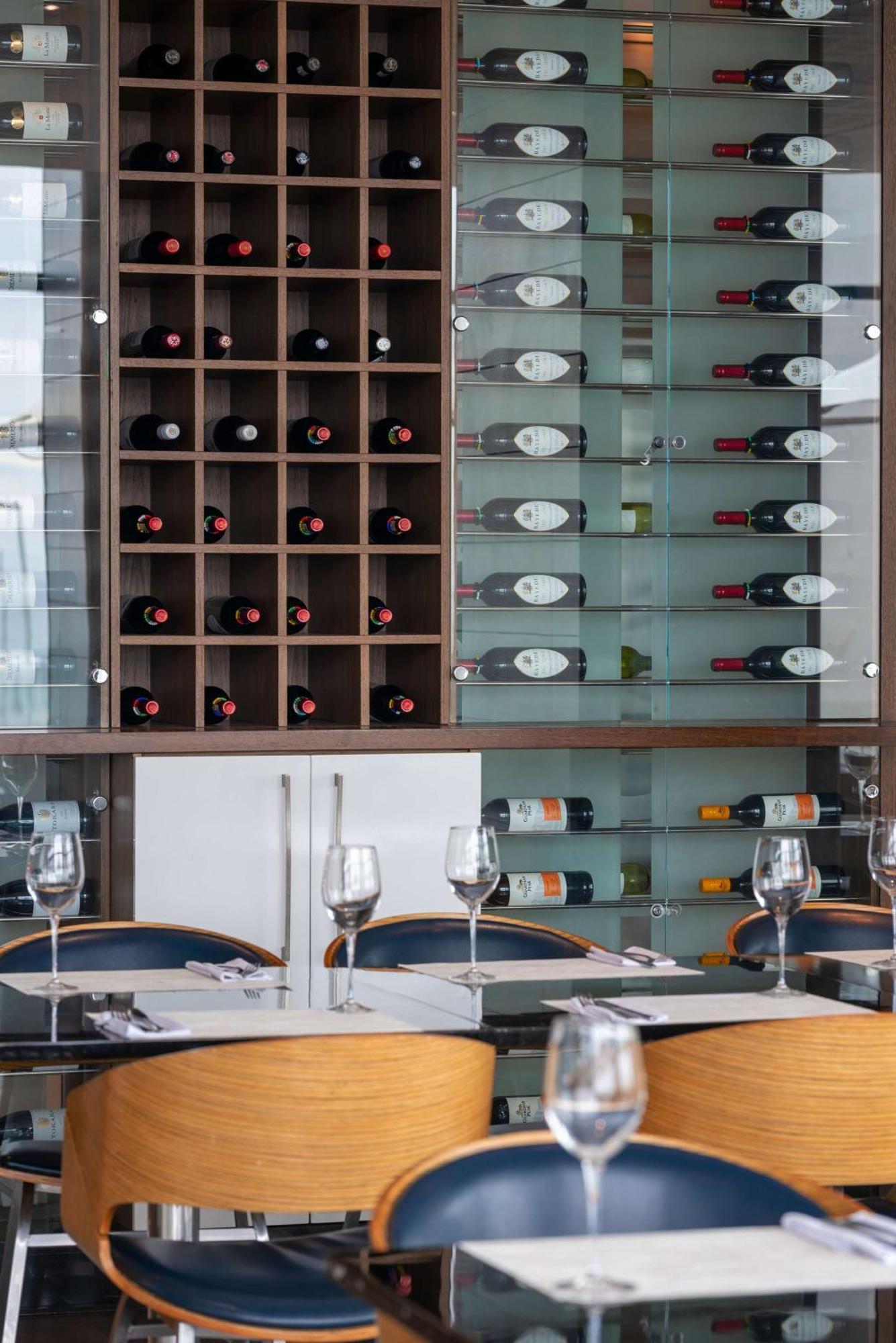 Radisson Blu Hotel, Port Elizabeth Exterior photo Wine rack